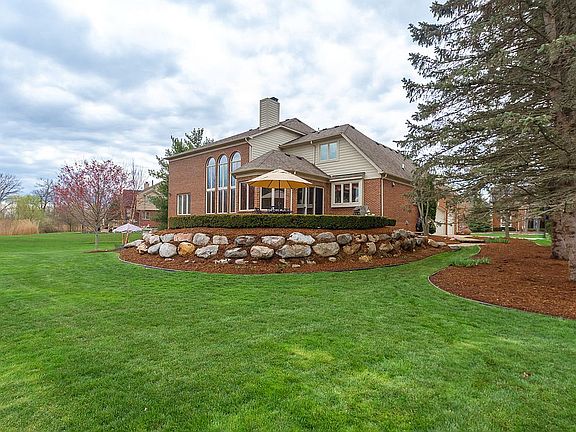 3rd image of 2724 Hawthorne Dr S