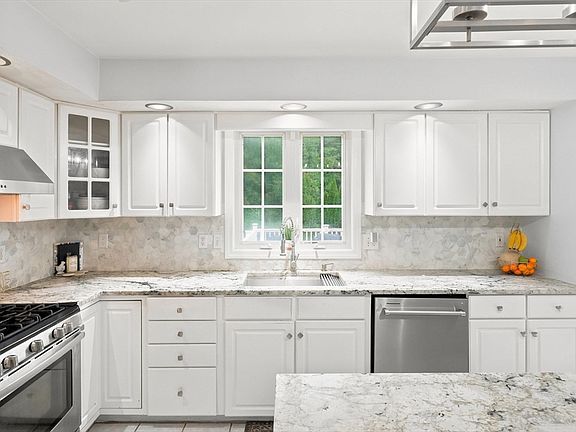 3rd image of 14 Bartlett Rd