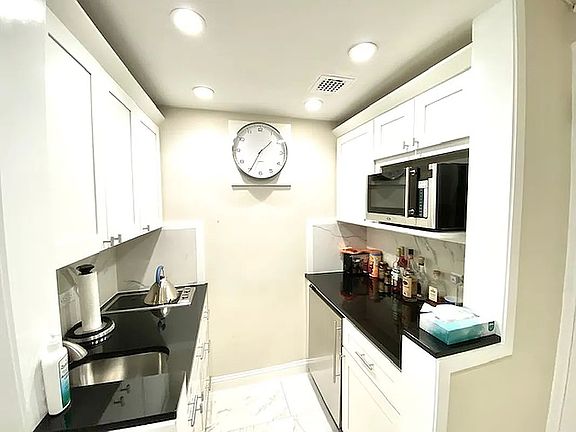 3rd image of 111 E 56th St #907