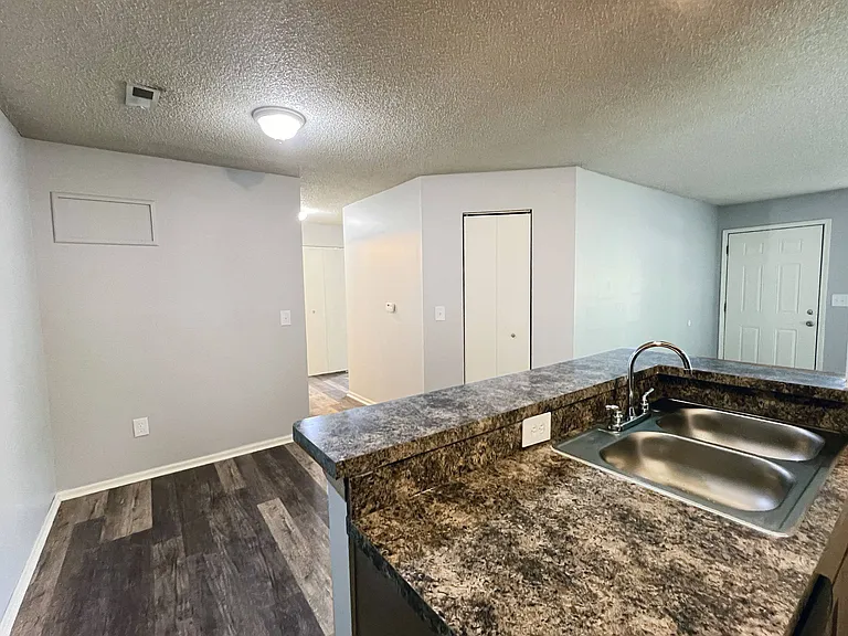 Eagle Crest Apartments — Photo 34