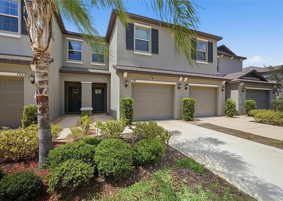 724 Royal Empress Dr