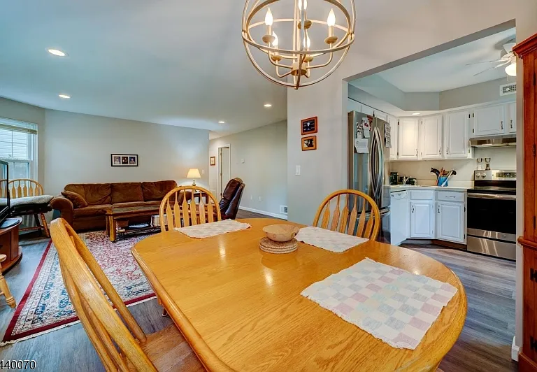 78 Wendover Ct — Photo 10