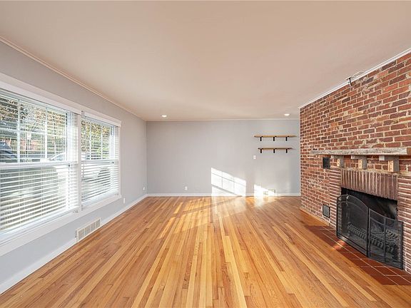 5th image of 1136 N Hillcrest Ave