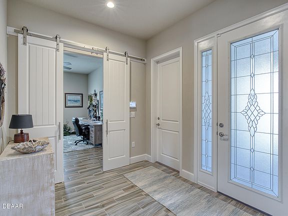 5th image of 132 Mosaic Blvd