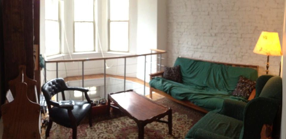 Foyer/Living Room