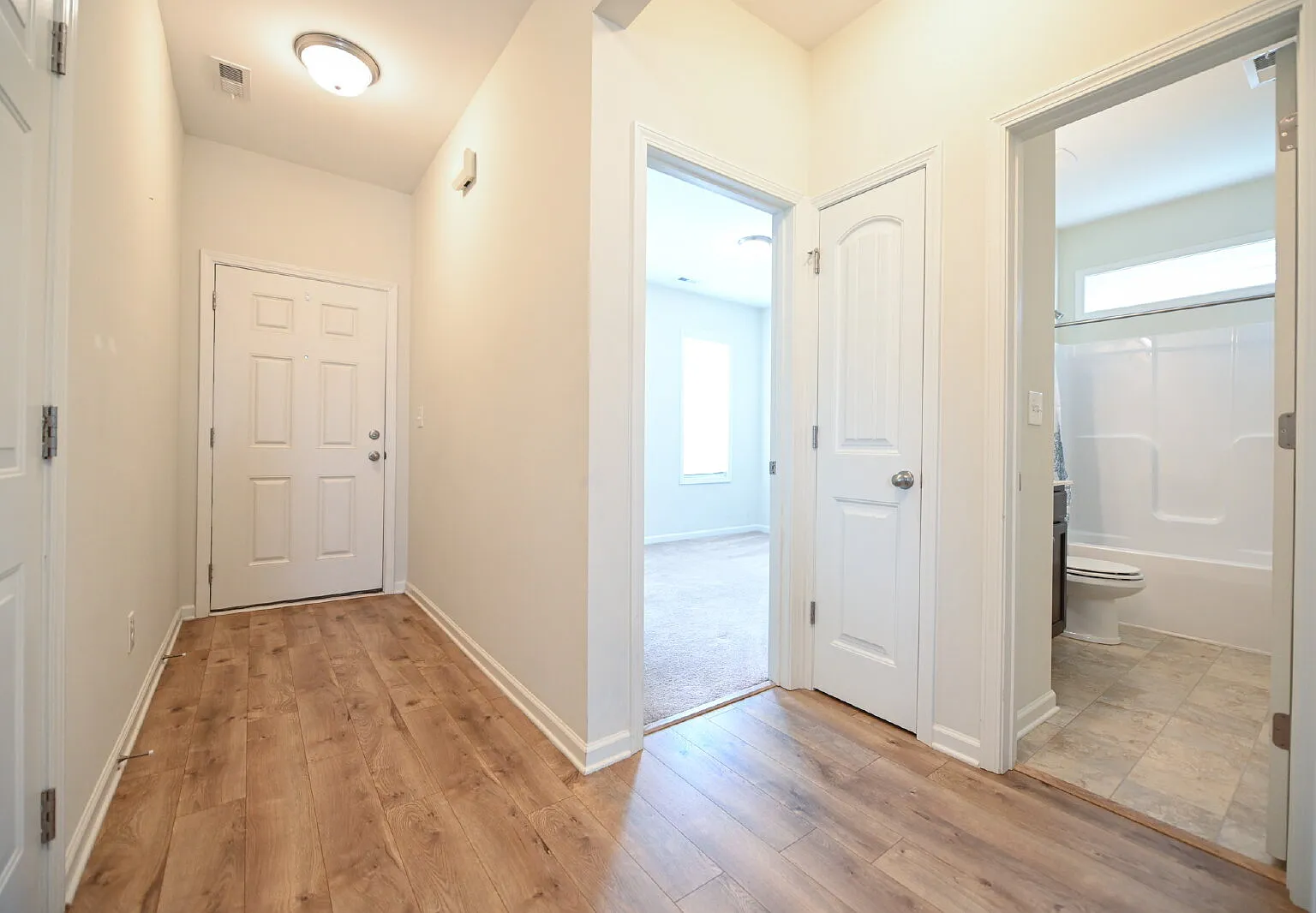 3 bed, 2.5 bath, 1290 sqft, $1,800 — Photo 4