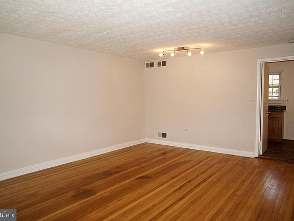 2nd image of 457 Hampton Ct #124