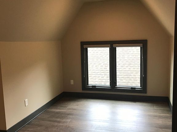 5th image of 909 Wealthy St SE #W