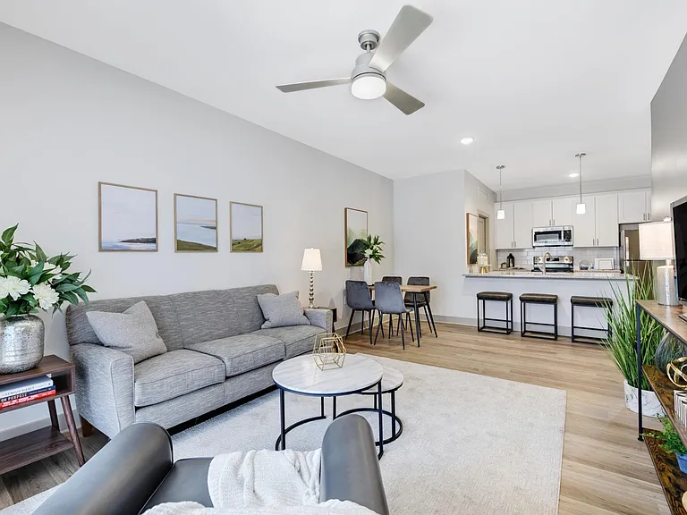 Edgewater East Apartments — Photo 12