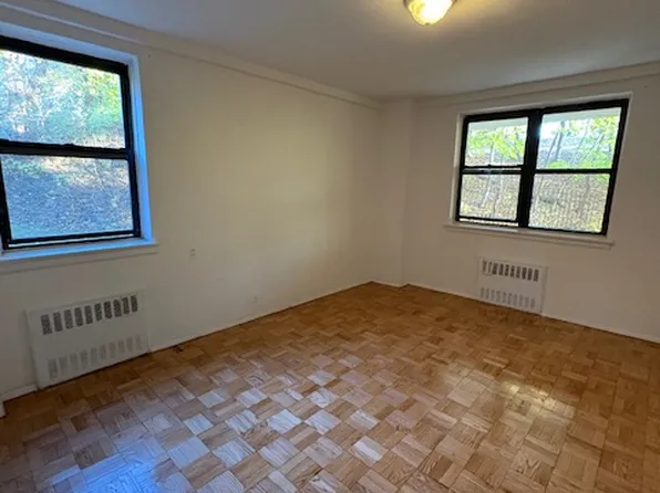 735 Kappock Street image 5 of 13