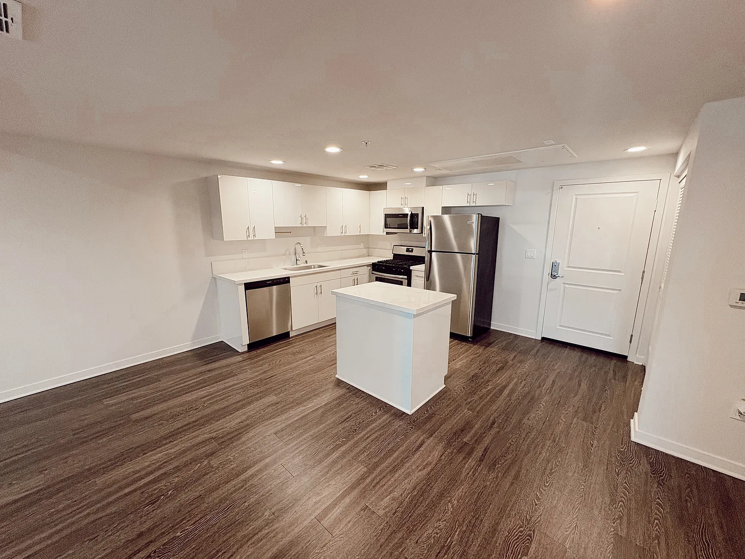 1 bed, 659 sqft, $2,178 — Photo 2