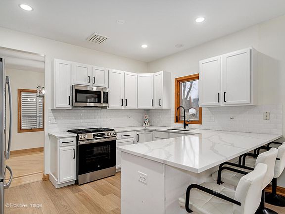 5th image of 359 Gilbert Dr
