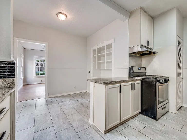 4315 Gilbert Ave — Photo 9