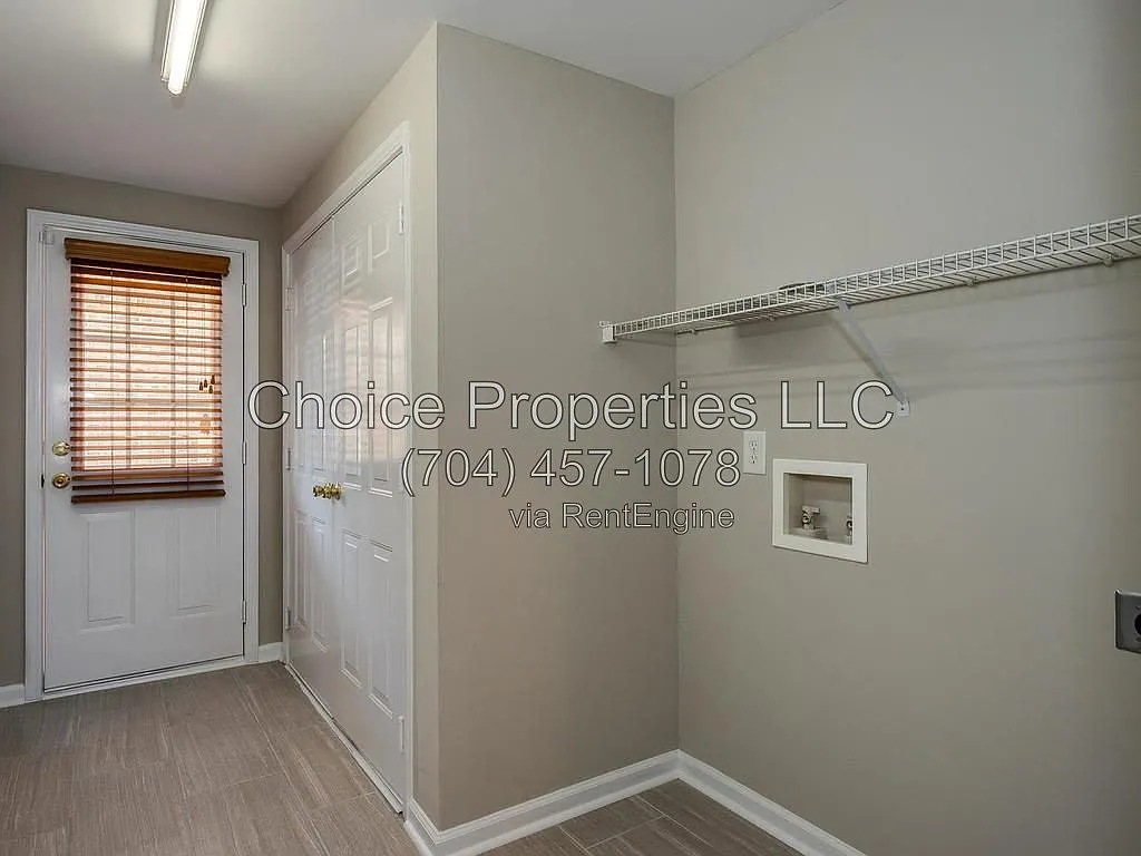 4 bed, 2.5 bath, 1872 sqft, $2,349 — Photo 4