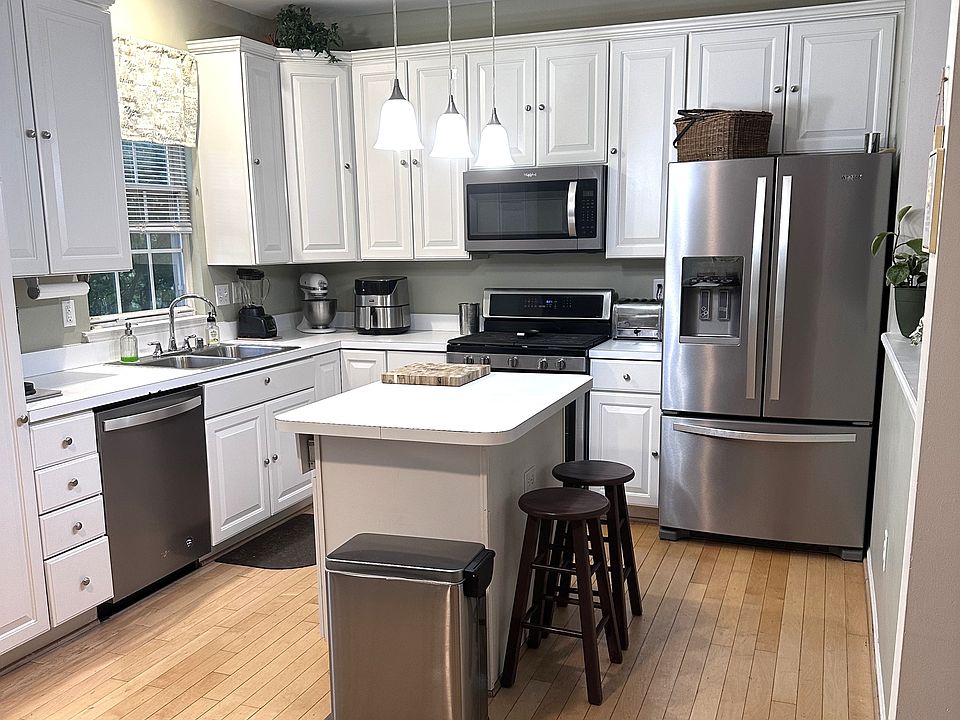1st image of 400 Amelanchier Ct