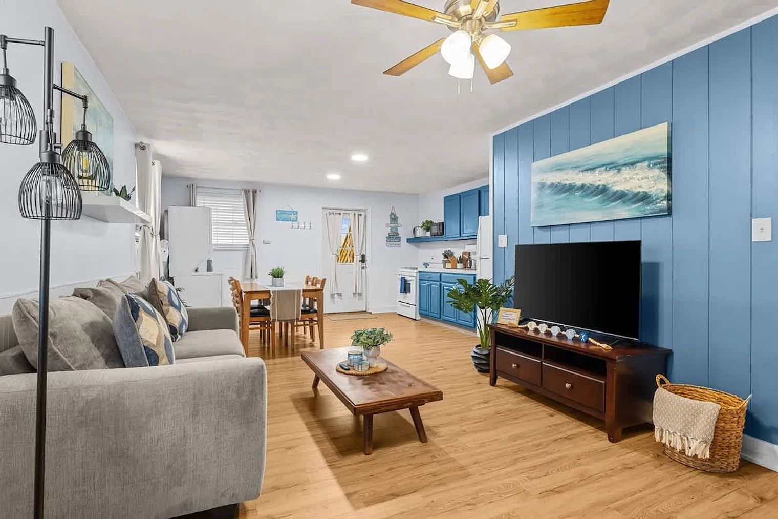 2 bed, 1.0 bath, 796 sqft, $2,377 — Photo 2