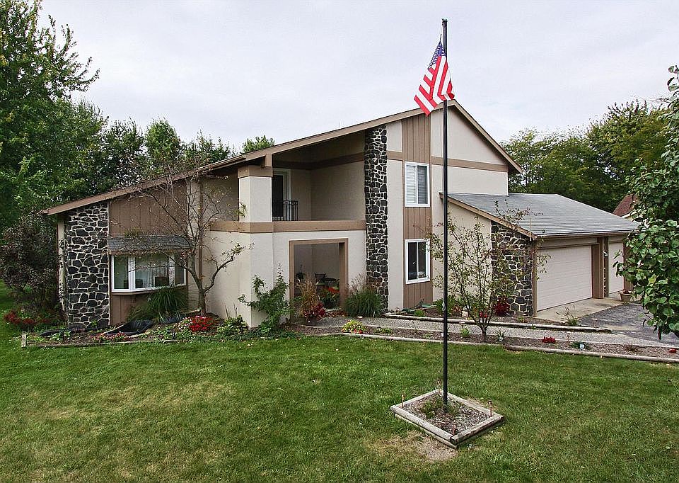 Beautifully updated home feats 4 bdrms, 2.5 ba, 3-car gar, & 0.56 acre lot.