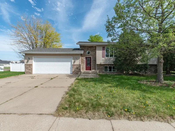 2953 Warwick Loop, Bismarck, ND 58504