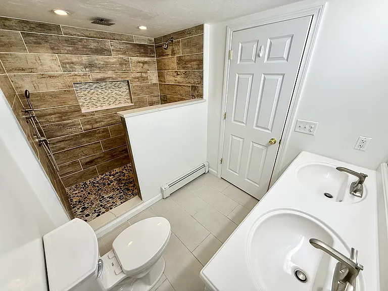 210 W 6th St — Photo 18
