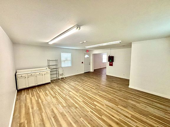 4th image of 400 E Mosely St
