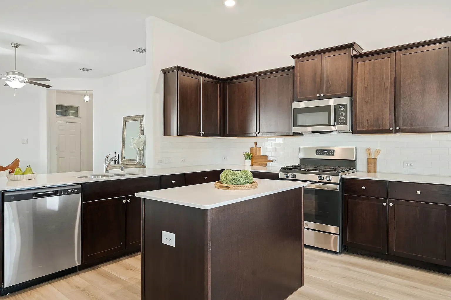 3 bed, 1696 sqft, $2,100 — Photo 4