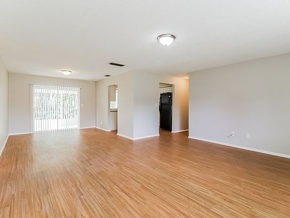 4th image of 323 SE 47th St