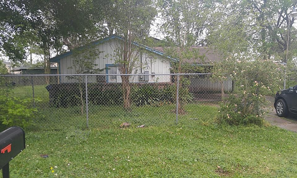 1st image of 323 Lakeside Dr