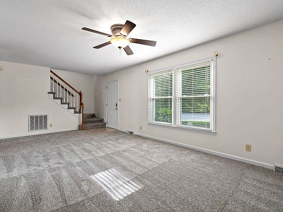 5th image of 192 Lancashire Dr