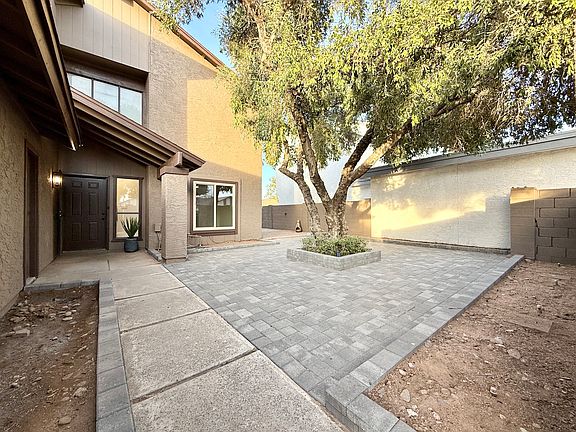 3rd image of 1520 W Jacinto Ave