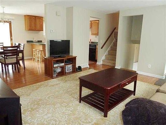 4th image of 9 Midway Dr