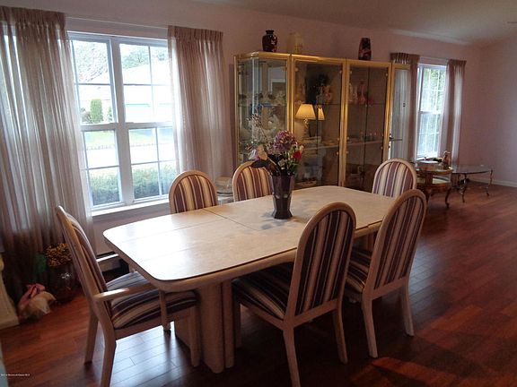 3rd image of 31 Pine Hollow Ln