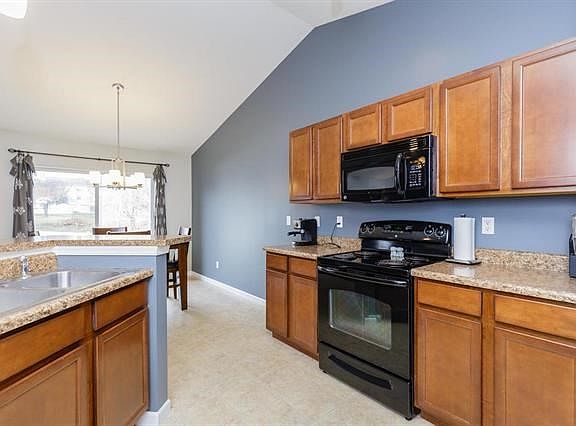 Vaulted Kitchen and Breakfast Room