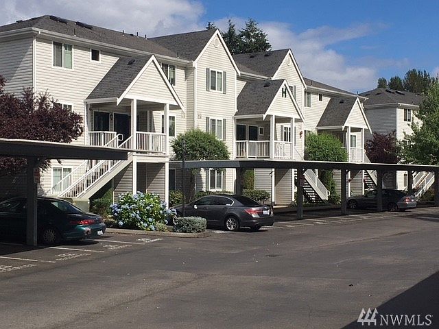 Convenient Emerald Pointe, close to freeways, shopping, parks and trails.