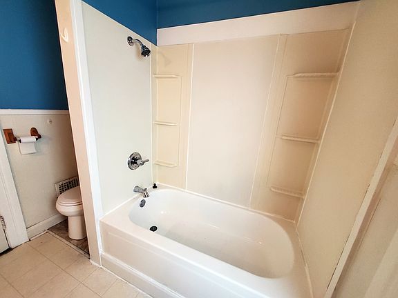4th image of 960 W 8th St #2NDFLR