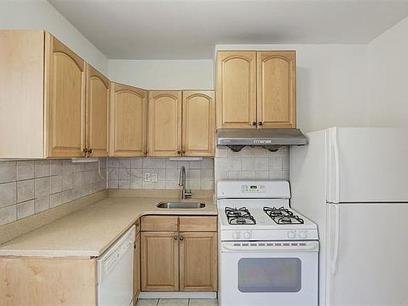 4th image of 7 Skillman Ave APT 1L