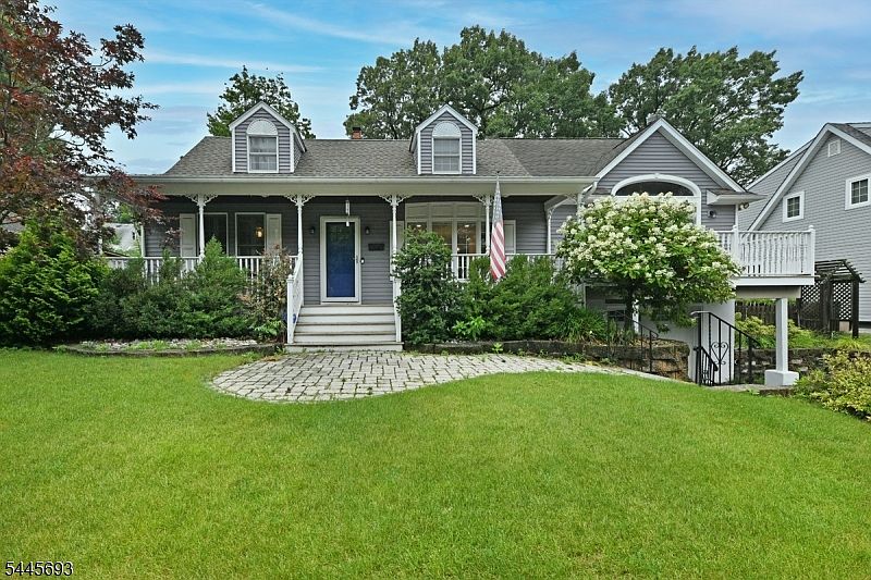 1st image of 211 Spruce St