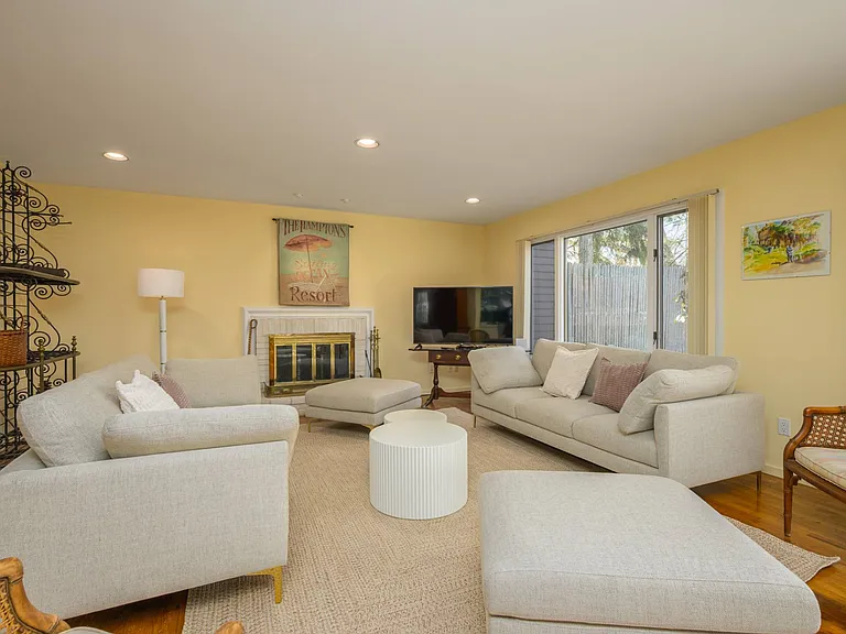 47 Spring Pond Ln — Photo 5