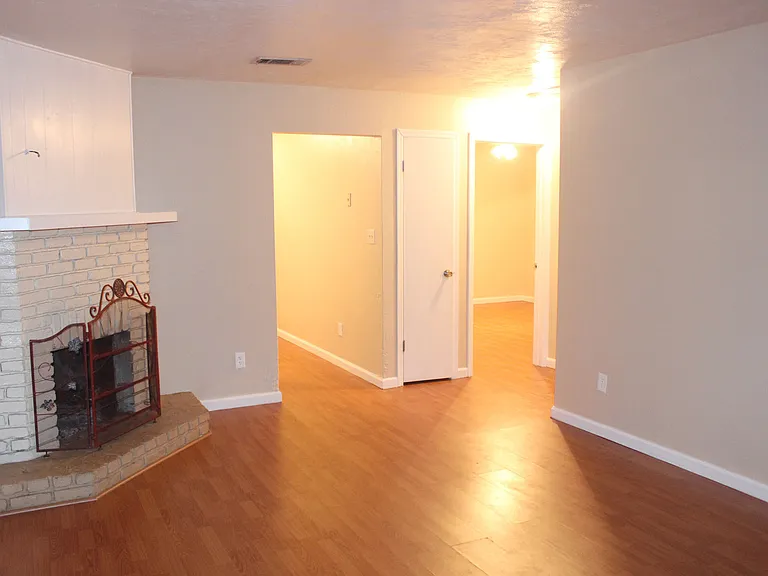 1550 Blountstown St — Photo 3