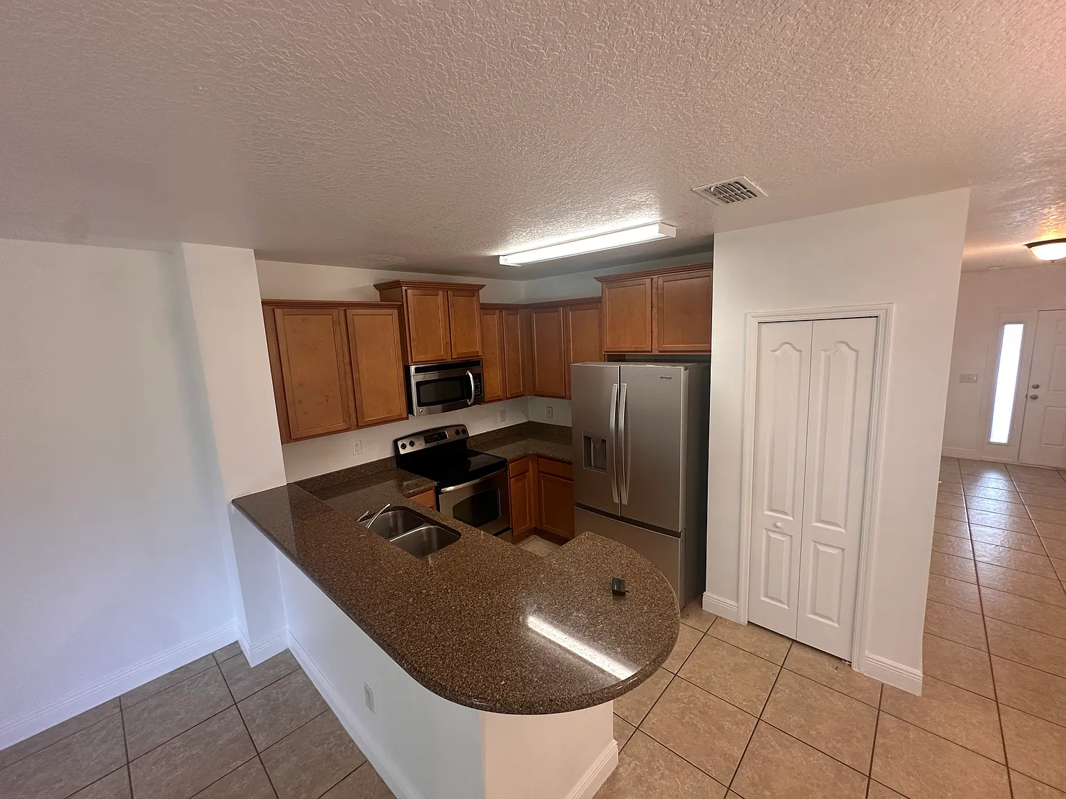 3 bed, 2.5 bath, 1404 sqft, $1,997 — Photo 3