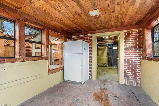 Detached building for storage/bonus area.