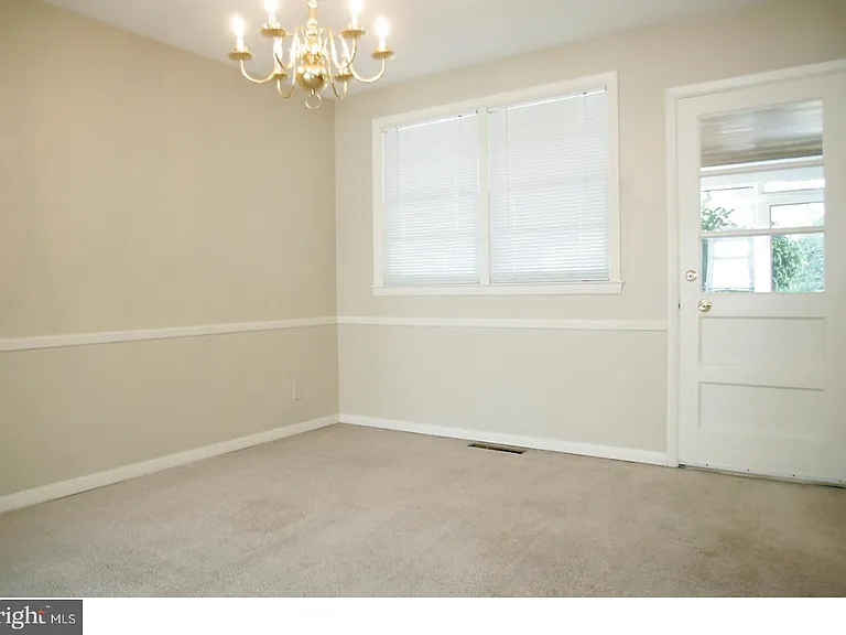 17 Wayne Dr — Photo 4