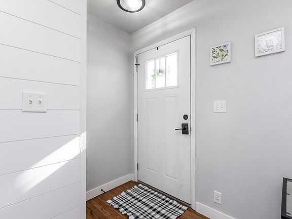 4th image of 919 W Corrington St