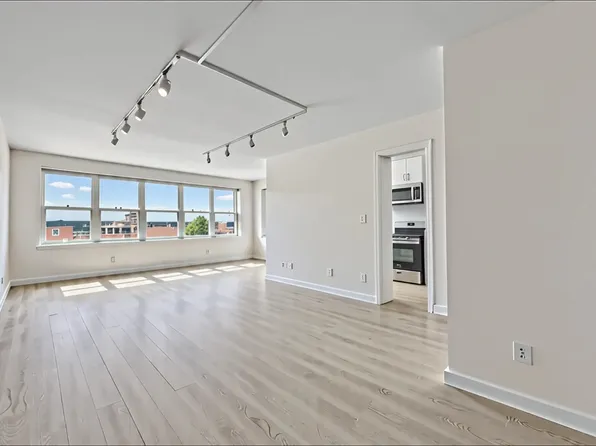 555 Kappock Street image 2 of 24