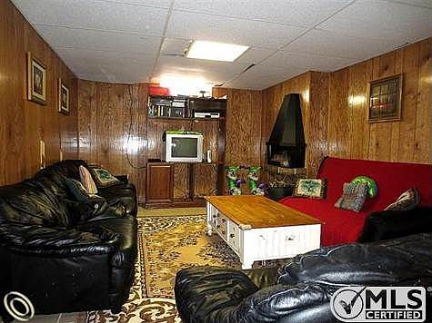 BASEMENT FAMILY ROOM