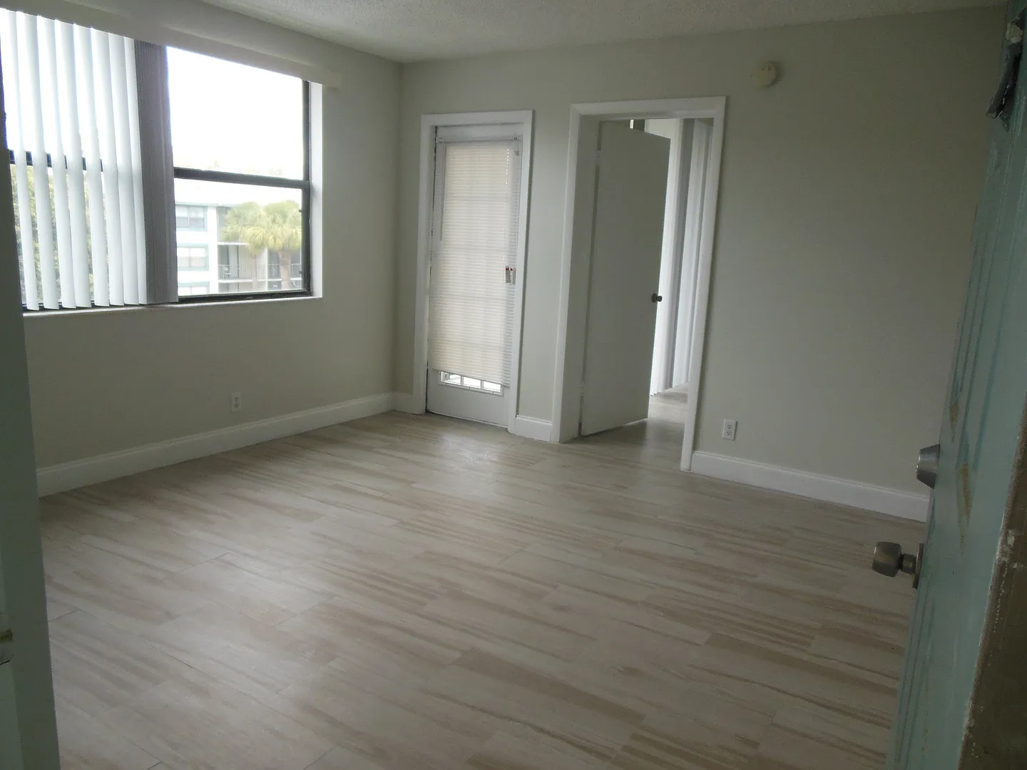 One Bedroom One Bathroom! Waterfront Community — Photo 3