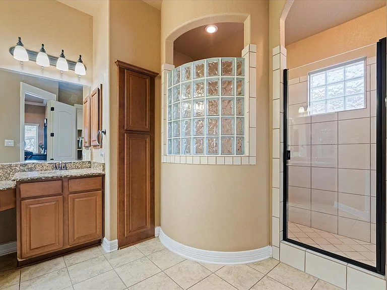 916 Easton Dr — Photo 17