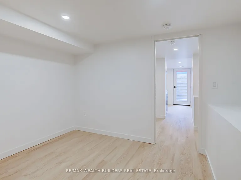 2443 Dundas St W — Photo 17