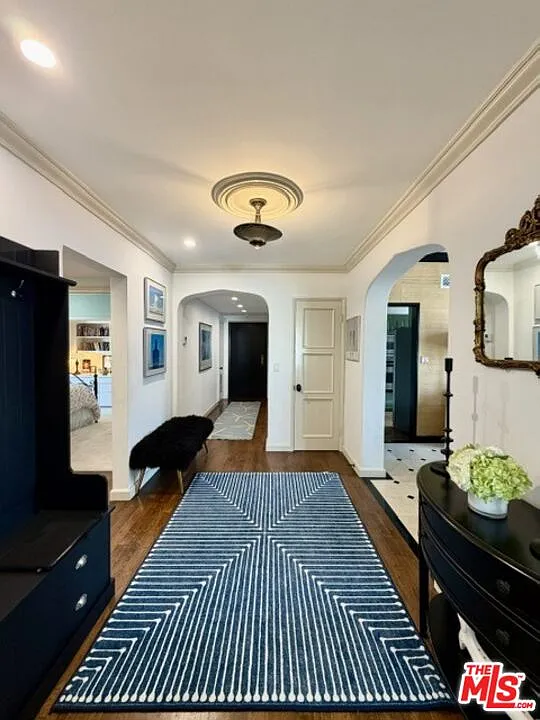 3 bed, 3.0 bath, 1817 sqft, $7,250 — Photo 2