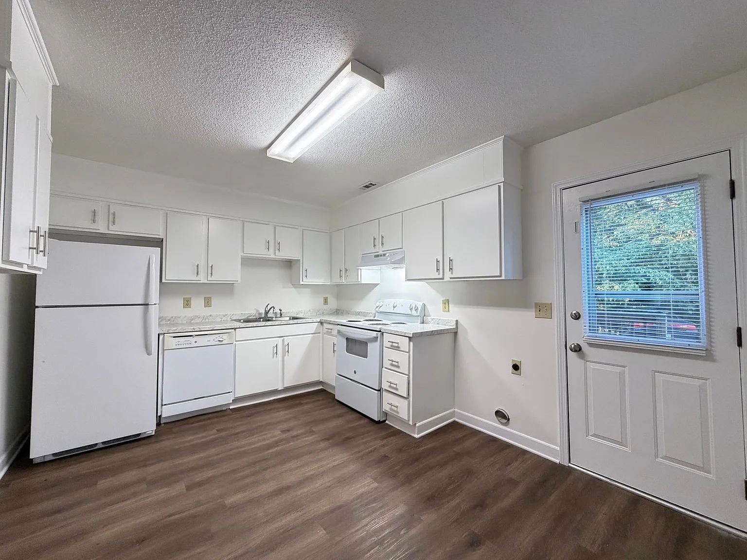 2 bed, 1.5 bath, $1,090 — Photo 3