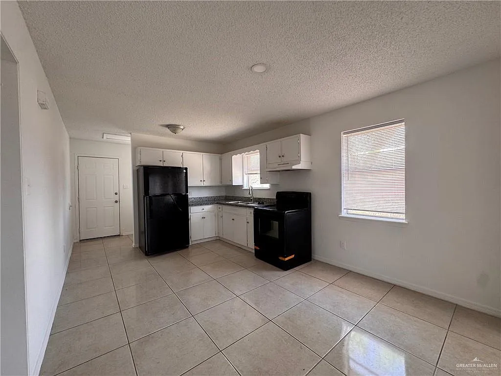 2 bed, 1.0 bath, 816 sqft, $900 — Photo 2